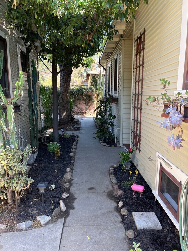 Building Photo - 135 E Ave 42