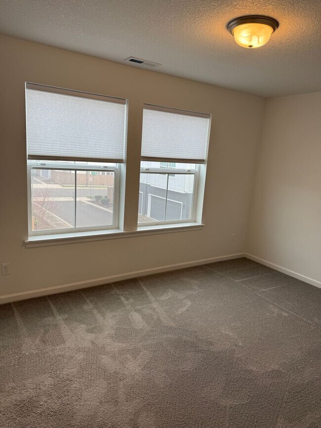 Building Photo - Hillsboro Townhouse/Condo