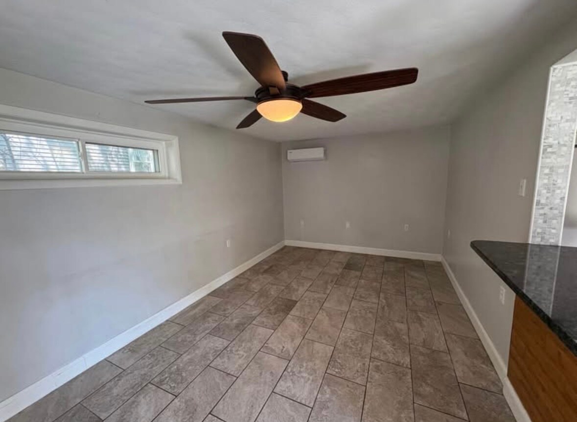 Building Photo - 122 Linden St