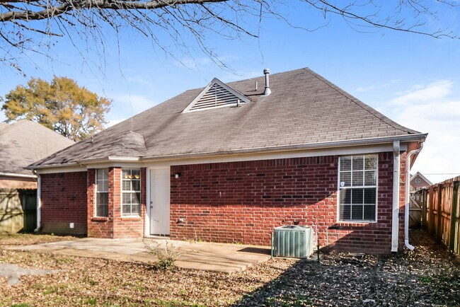 Building Photo - 8445 Clubview Dr