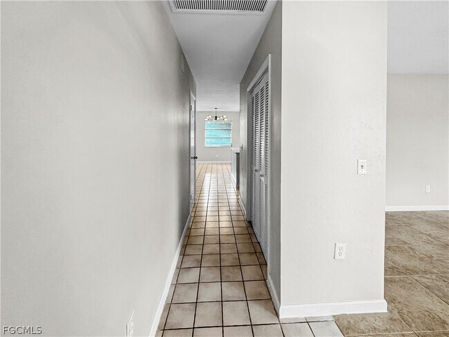 Building Photo - 206 SE 46th Ter