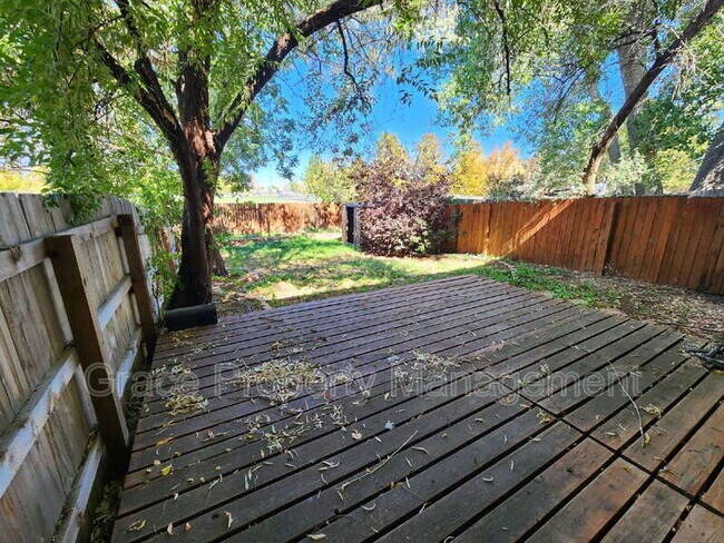 Building Photo - 903 Sir Galahad Dr