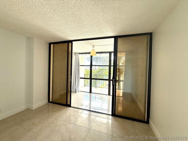 Building Photo - 1000 Parkview Dr