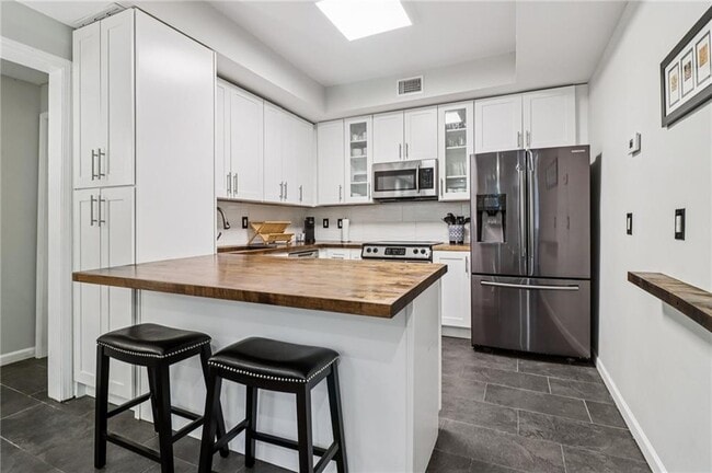 Building Photo - 2897 White Oak Dr