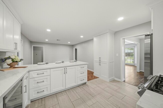 Building Photo - 4614 Hummingbird St