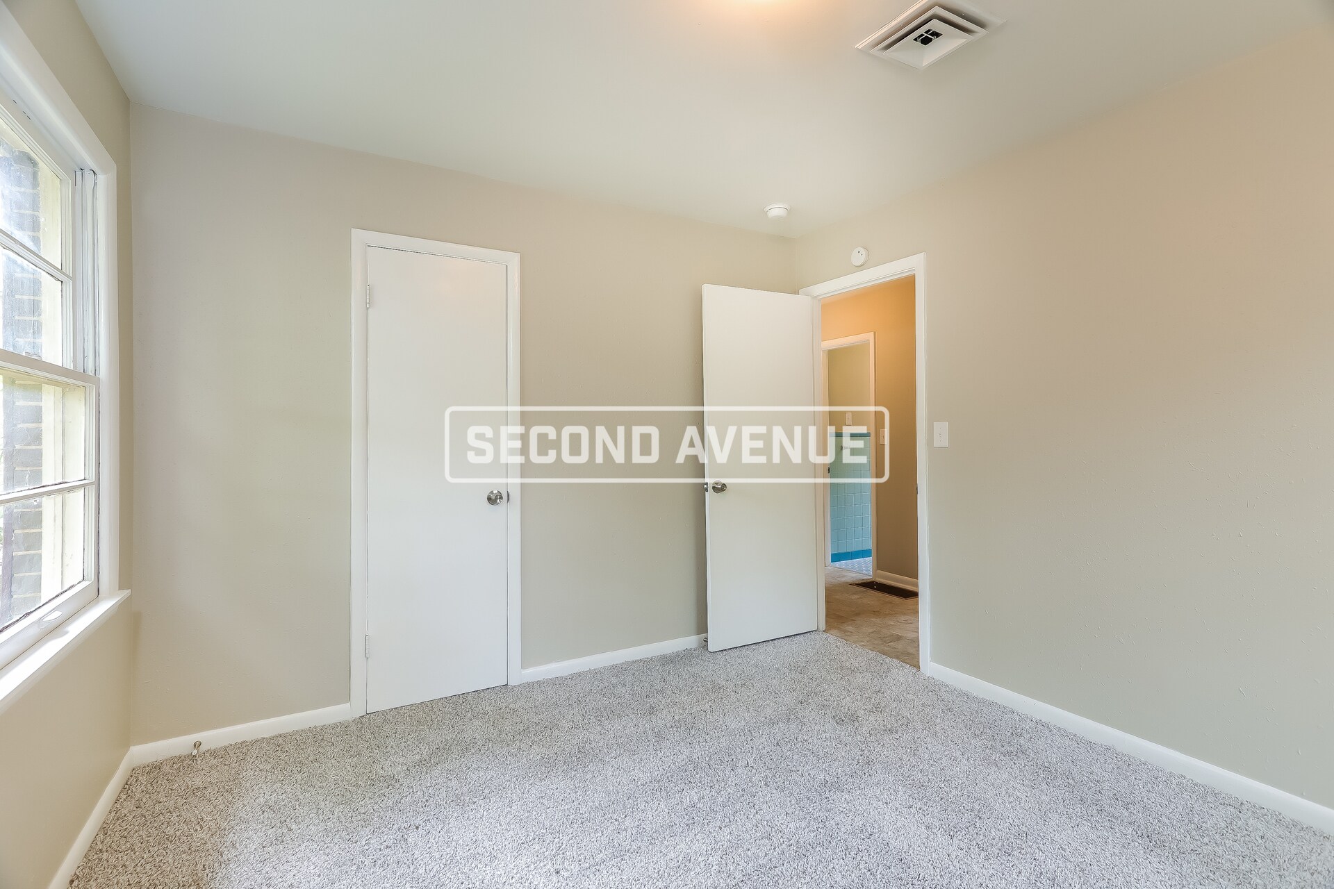 Building Photo - 241 Lake Dr NE