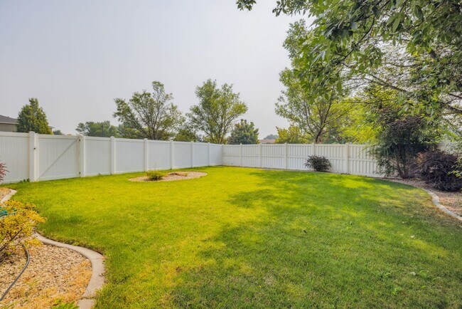 Building Photo - 3 Bedroom Kuna home with Fenced back yard - Pets Welcome!!