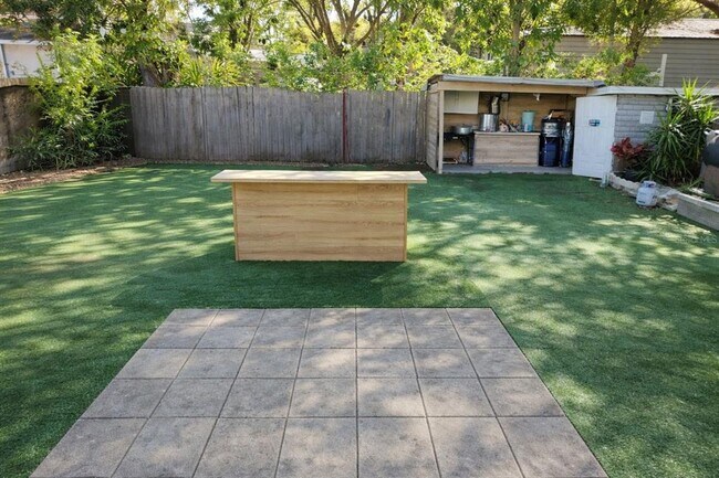 Building Photo - 6115 N Albany Ave