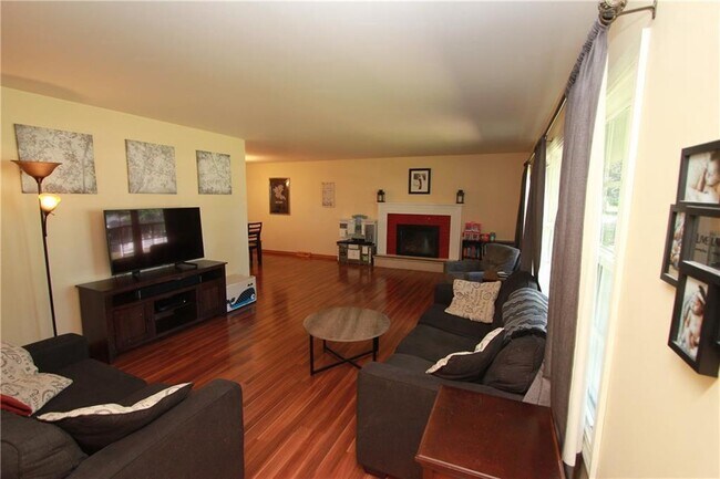 Building Photo - 4 Bedroom, 1.5 Bathroom Beautiful Home - You do not want to miss this one!