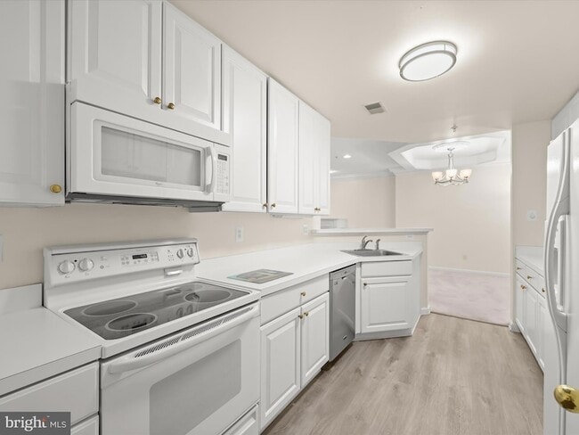 Building Photo - 10713 Symphony Way