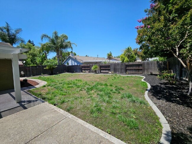 Building Photo - 3533 Des Moines Dr