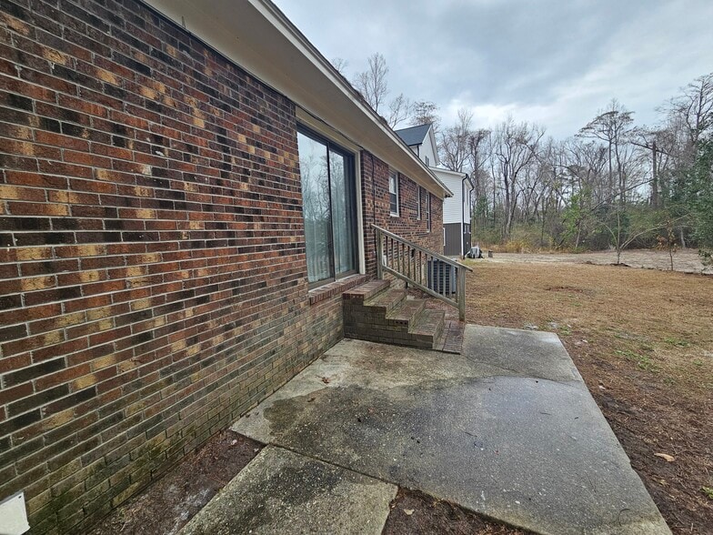 Building Photo - 1310 Avon Ct