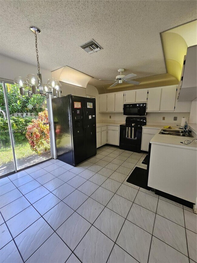 Building Photo - 9840 NW 9th Ct