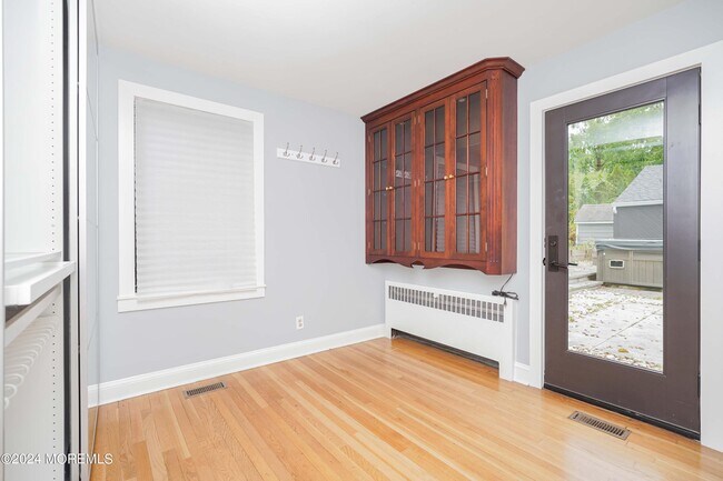 Building Photo - 828 Kingston Terrace
