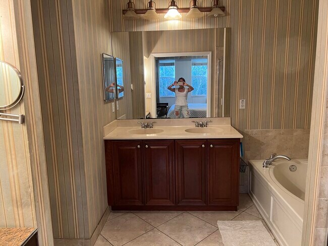 Building Photo - 4991 Bonsai Cir