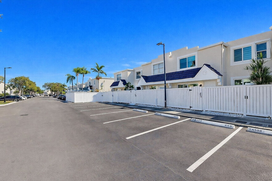 Building Photo - 6840 SW 45th Ln