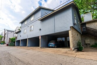 Building Photo - Beautiful 2 Bedrooms, 1.5 BathroomS home in Gateway Condominiums!!!
