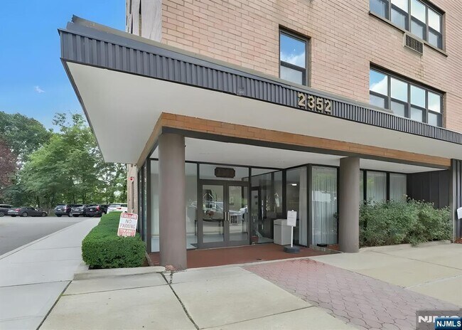 Building Photo - 2352 Linwood Ave