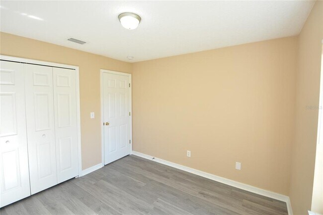 Building Photo - 23 Primrose Ln