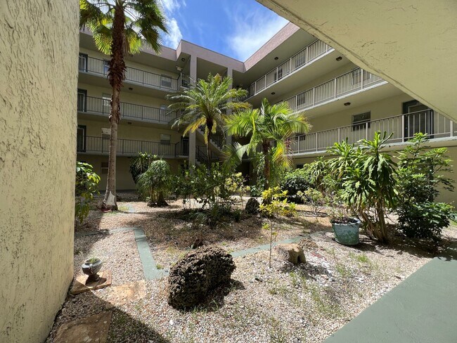 Building Photo - Great unit with pool view, pretty tile flooring.