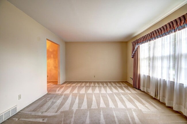 Building Photo - Available NOW - 4 beds/ 2 baths - $2,000/mo