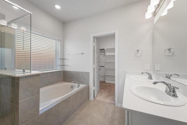 Building Photo - 1358 Eagle Pass Dr
