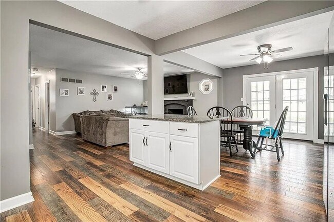 Building Photo - Spacious 3bd/2ba House in Independence, MO!