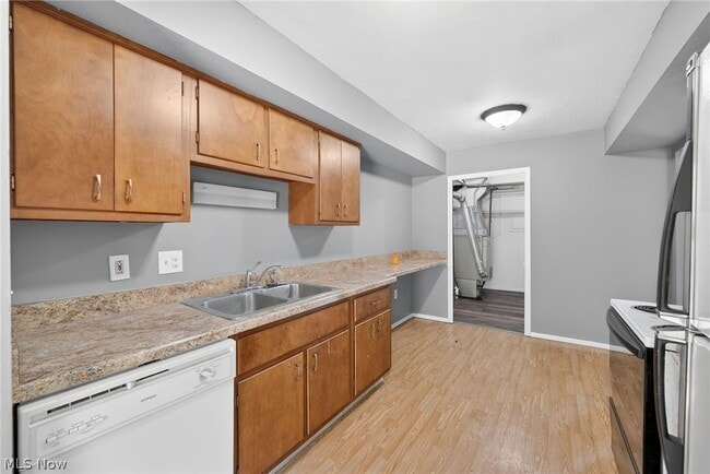 Building Photo - 9582 Fernwood Dr