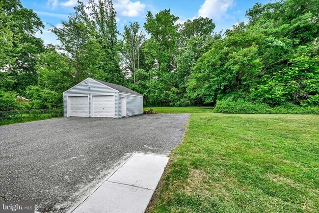 Building Photo - 1806 Middleborough Rd