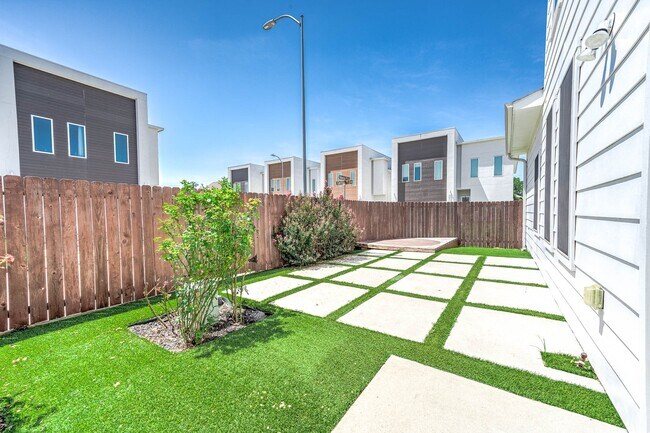 Building Photo - 5519 Paraiso Pl