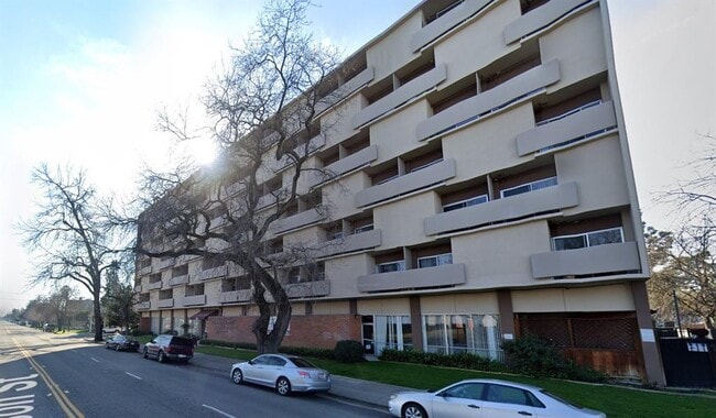 Building Photo - 1320 N Monroe St