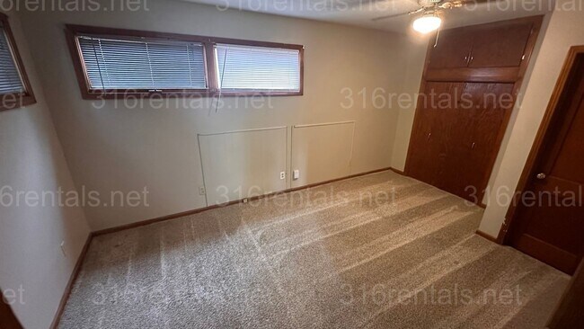 Building Photo - $1195 - 3 bed 1.5 bath - Single Family Home