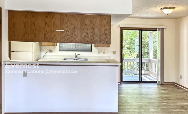 Building Photo - 2-Bedroom Condo with Laundry Hookups / Pet...