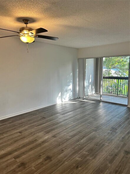 Building Photo - 711 N Pine Island Rd