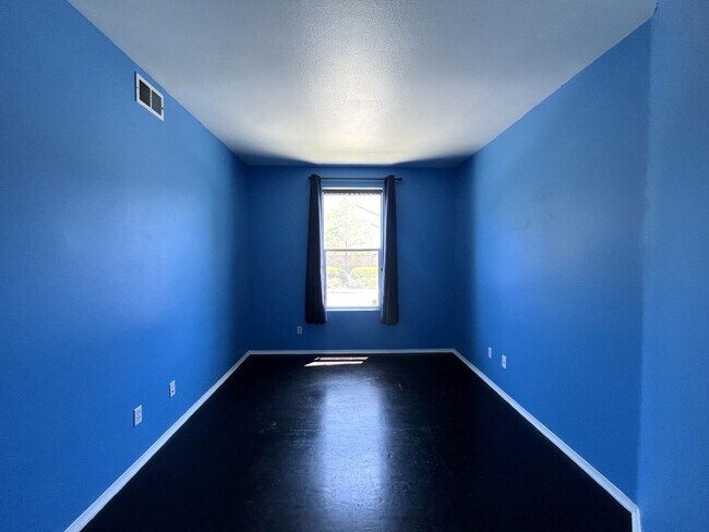 Building Photo - 3 bed, 2 bath located in Corona, CA!