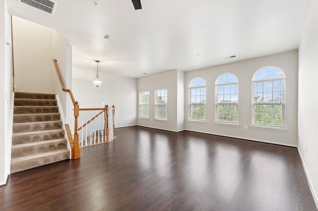 Building Photo - Commuter's Dream! Stylish 3-Bedroom Condo ...