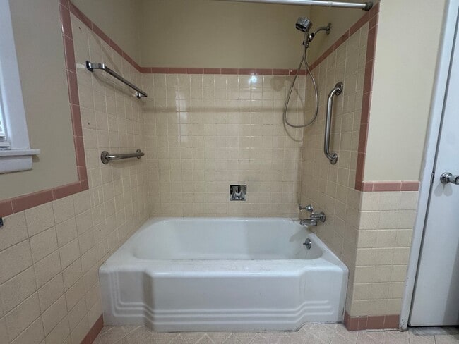 Building Photo - Spacious 1/2 Duplex in Great Waldo Area