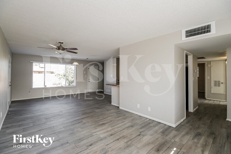 Building Photo - 2030 E Aspen Ave