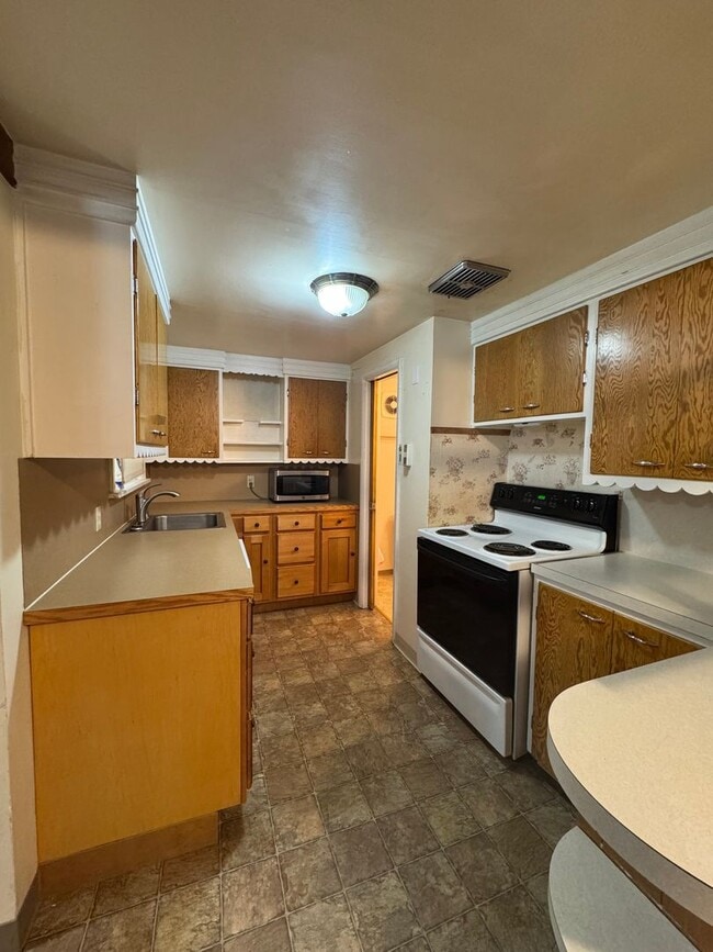 Building Photo - Cozy 2-Bed with Spacious Living, Parking, Pets OK!