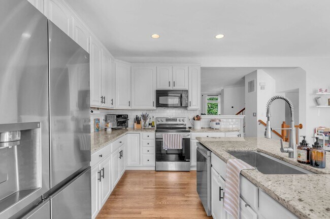 Building Photo - Beautiful 3-level 3 BR 2.5BA Townhome in P...