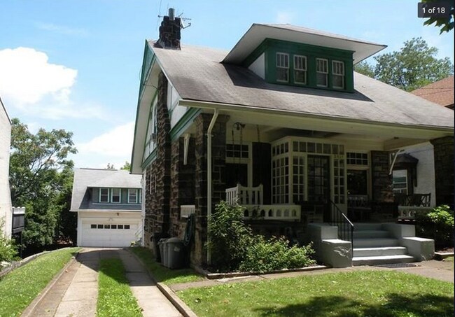 Building Photo - 2415 BeechwoodCarriage House