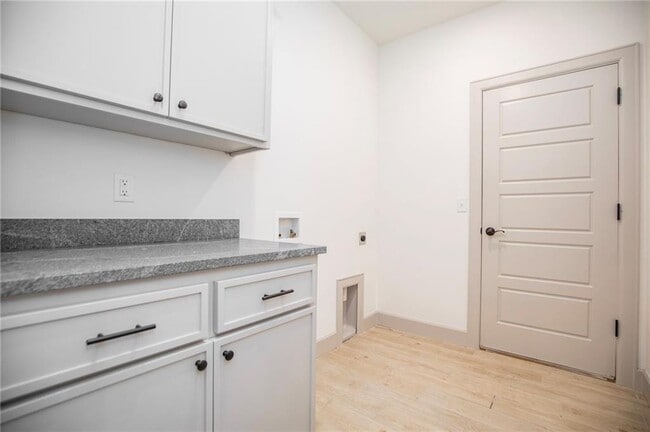 Building Photo - 949 Cook St