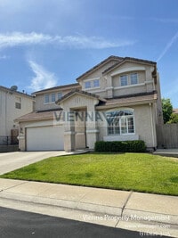 Building Photo - Spacious 3 Bedroom Home in Great Location