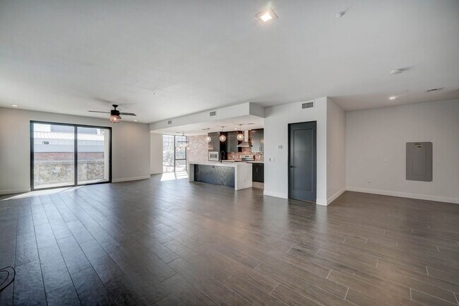 Building Photo - 504 E Roosevelt St