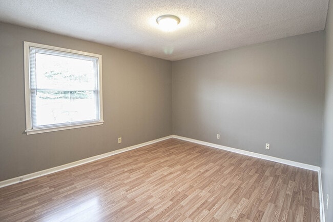 Building Photo - 807 Golf View Pl