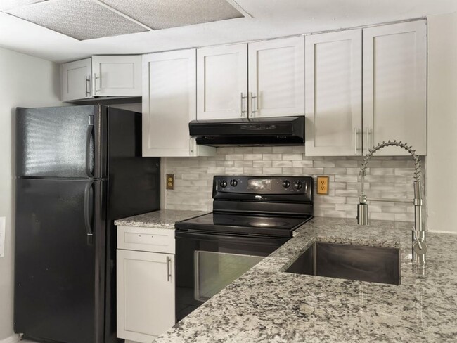 Building Photo - 2 BA/2 BR Condo in West Ashley