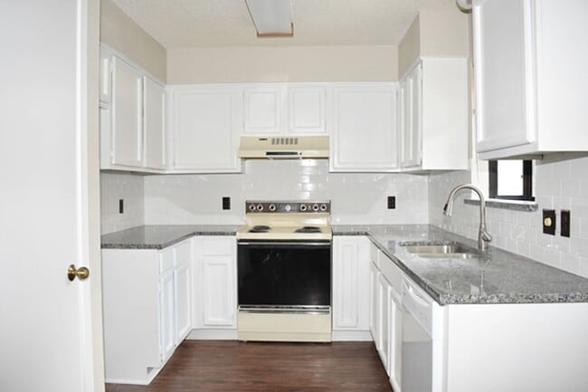 Building Photo - 309-311 Dogwood Dr