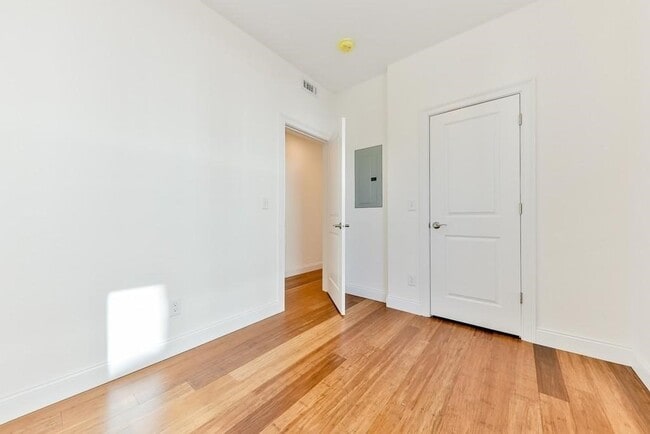 Building Photo - 44 W Eagle St