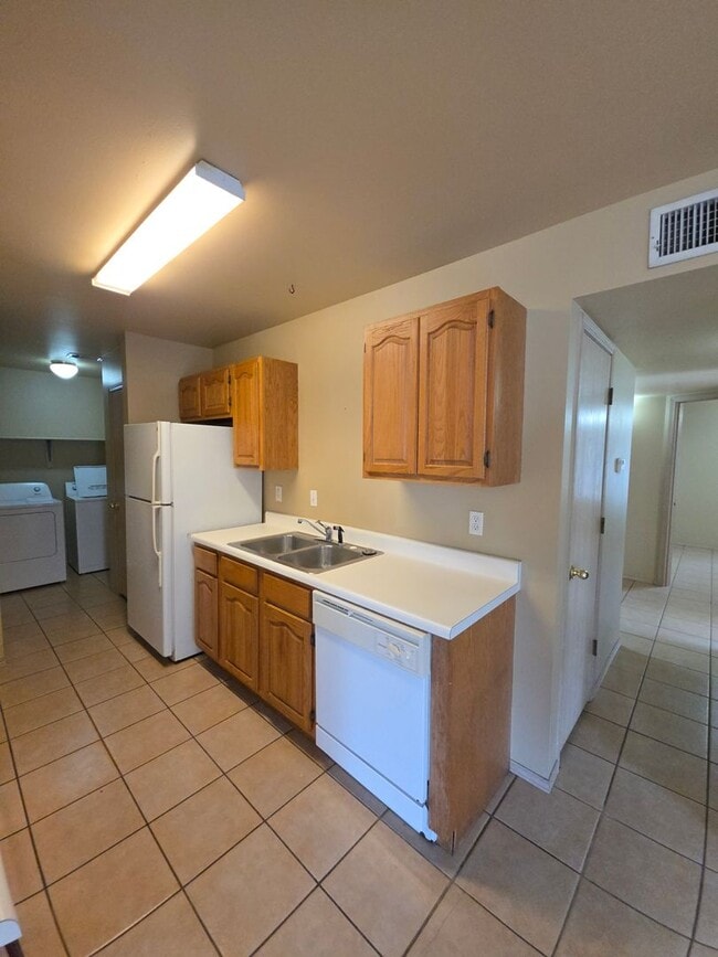 Building Photo - 1002 N Greenwich Ave