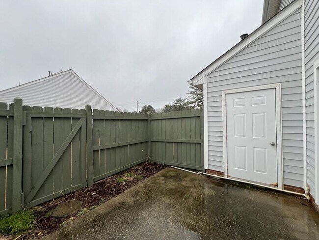 Building Photo - 302 Center Heights Ct